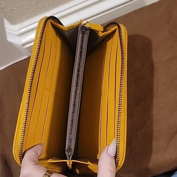 - Bottega Veneta yellow Zippy wallet - Picture 3 of 7